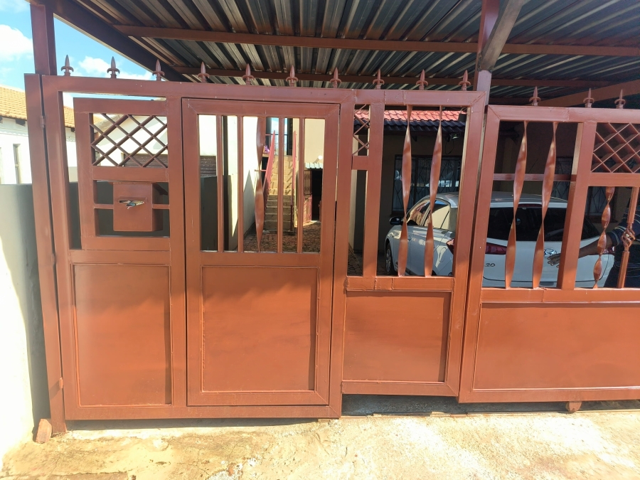 To Let 1 Bedroom Property for Rent in Promosa North West